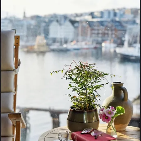 Apartment Modern Seaside Apartment, Stunning Harbor Views