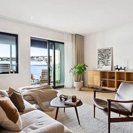 Modern Seaside Apartment, Stunning Harbor Views アパート